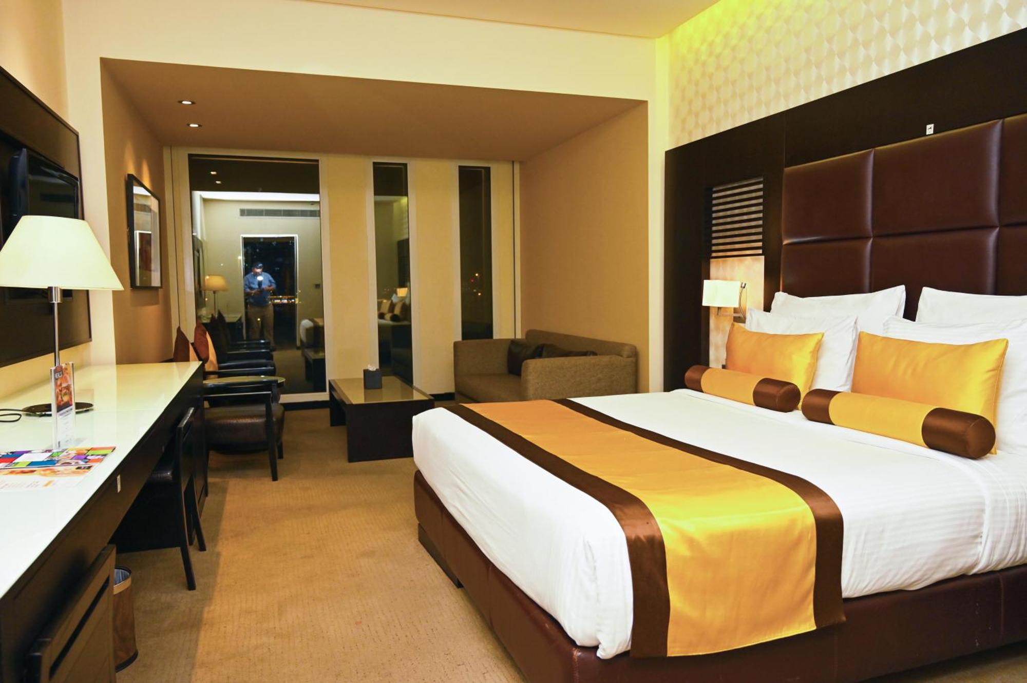 Hues Boutique Hotel Дубай Экстерьер фото