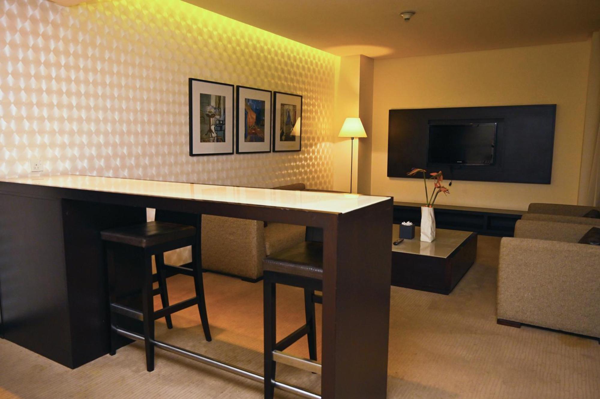 Hues Boutique Hotel Дубай Экстерьер фото
